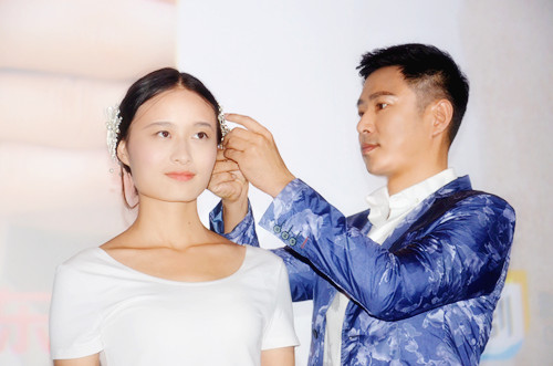 高鑫示范给美女佩戴发片