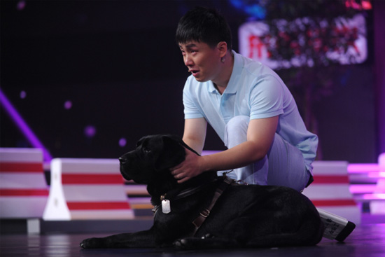 导盲犬陪盲人走出黑暗