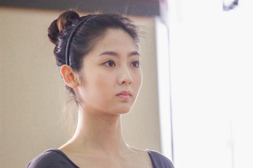 邢菲倾心聆听做贴心闺蜜 获赞“无公害美女